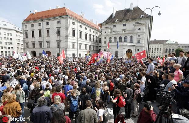 5月18日，奥地利民众聚集在施特拉赫办公室外抗议图源：IC Photo