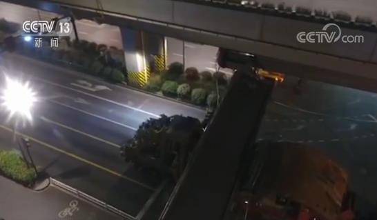 杭州一人行天桥垮塌监控画面曝光 肇事车运载着盾构机部件