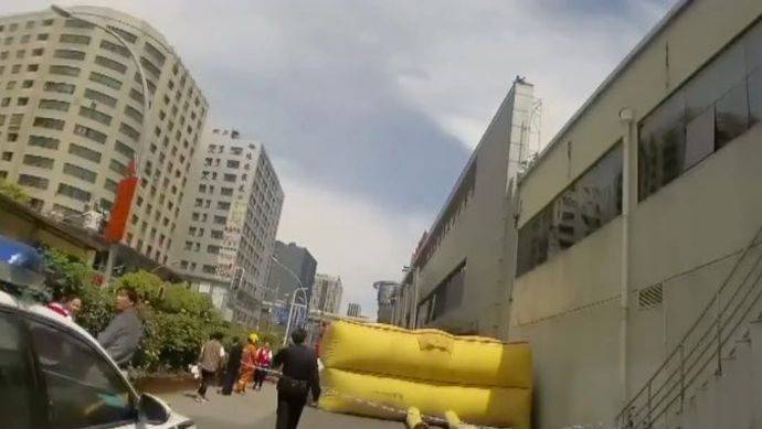 男子广州来沪携孕妻“跳楼”，与警方僵持12小时只为求关注，因寻衅滋事已被刑拘