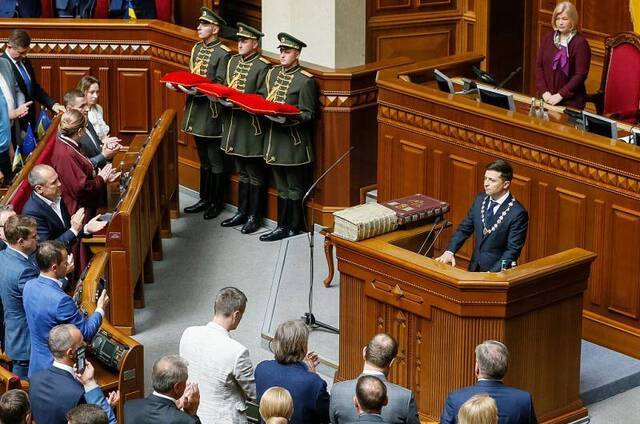 乌克兰新总统泽连斯基宣誓就职：“每个人都是总统”