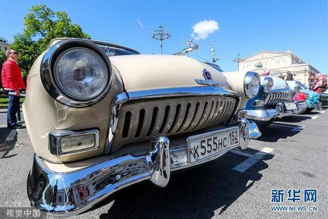 莫斯科举行老爷车集会 各式“古董车”一展风采