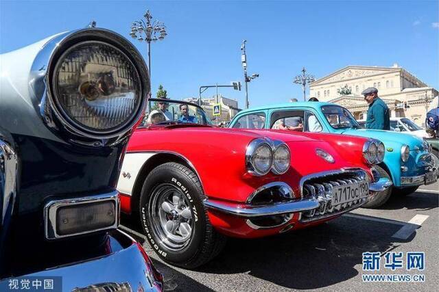 莫斯科举行老爷车集会 各式“古董车”一展风采