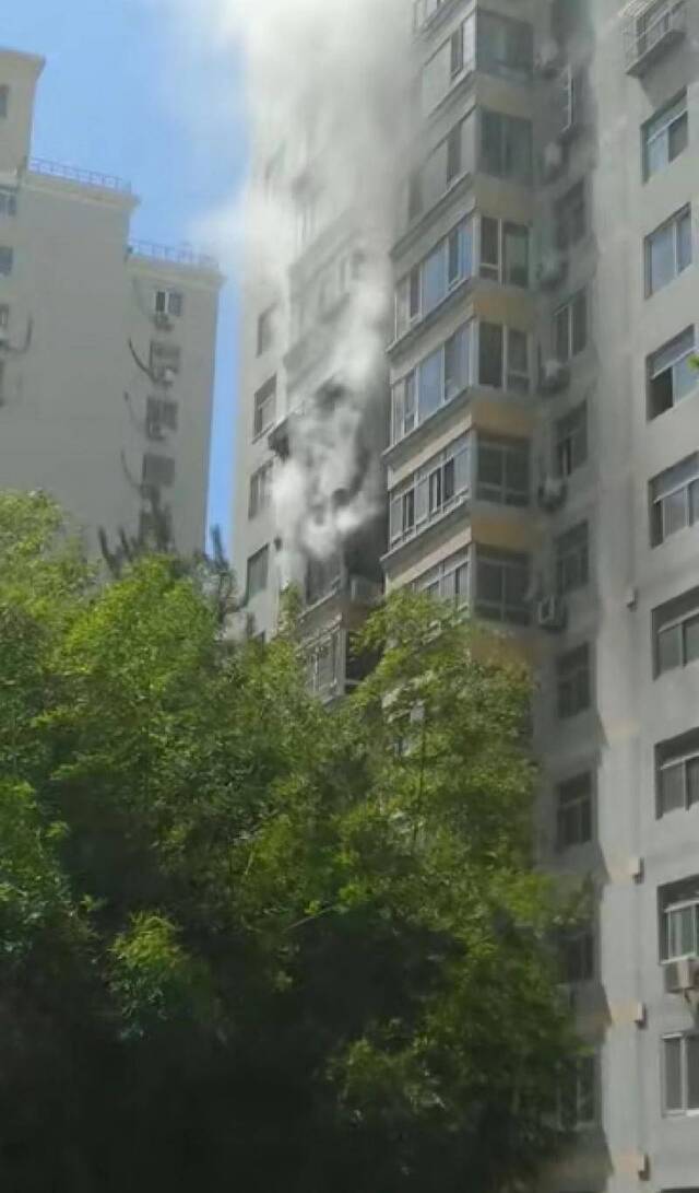 “刘备”家中起火物业紧急扑救 无人员伤亡