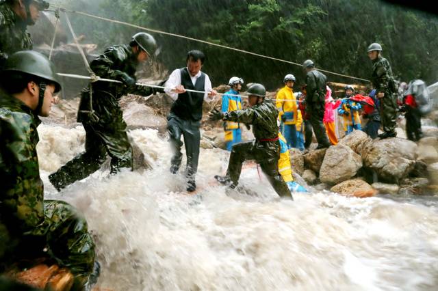 救援人员在鹿儿岛地区救助受困民众（朝日新闻）