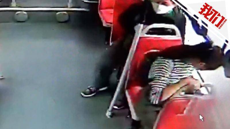 男子公交车上偷摸前排女乘客 跳车窗逃走时被车长制服