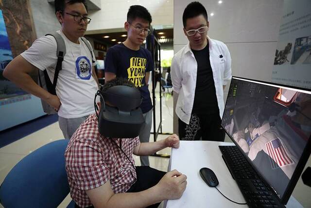 体验VR登月试戴仿生机械臂朝阳区科技周开幕