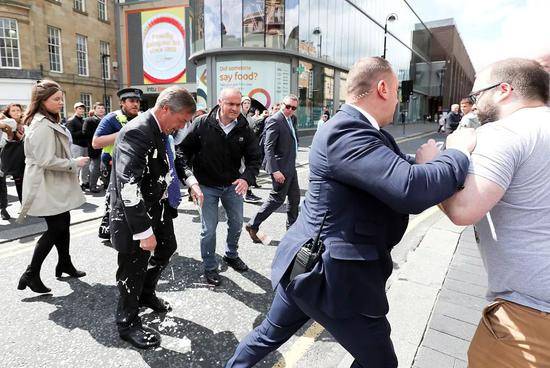 当地时间5月20日，英国脱欧党党魁法拉奇被抗议者泼奶昔。/视觉中国