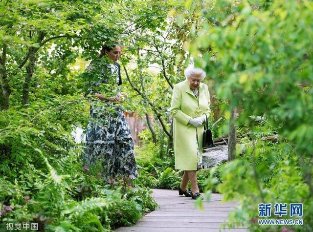 伦敦切尔西花展开幕 英国女王现身花丛笑容满面