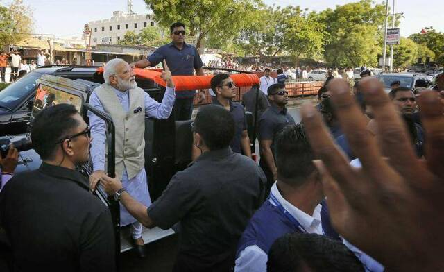 印度总理莫迪返乡投票向围观民众展示手指印图片来源：ICphoto