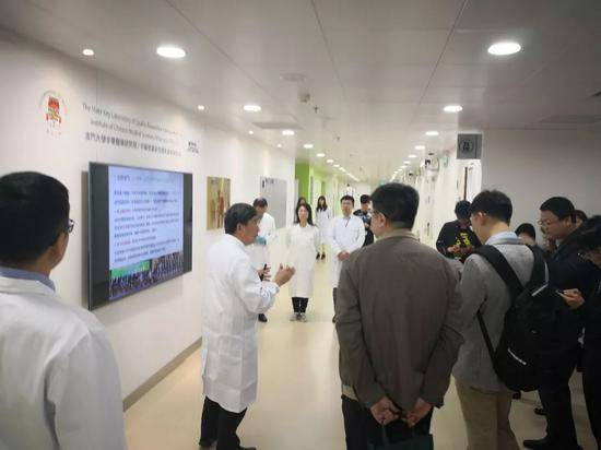 中国网络名人澳门行代表团参观澳门大学中药质量研究国家重点实验室