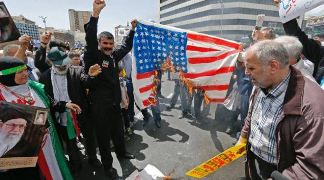  5月19日，愤怒的德黑兰居民焚烧美国国旗图源：CNN