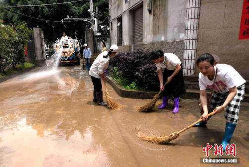 资料图：5月17日，福建省防汛办通报称，受强降雨影响，三明市、龙岩市、漳州市、南平市等地及时转移危险区域民众5153人次。图为龙岩市连城县粟园社区民众正展开灾后清扫。中新社发黄水林摄