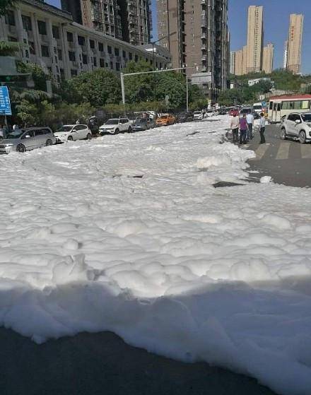 西安街头现200米泡沫 回应：发泡剂泄漏 对人无害