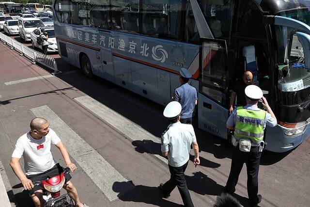 西城区整治什刹海景区旅游大巴违停