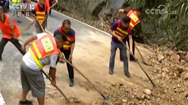 道路瘫痪！江西一地降雨致大面积塌方 车辆排长龙