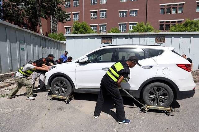 “占车位”行不通北京集中整治私装地锁组图