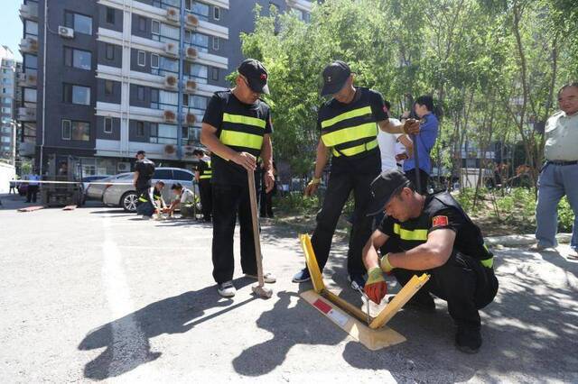 “占车位”行不通了 北京首次集中整治私装地锁