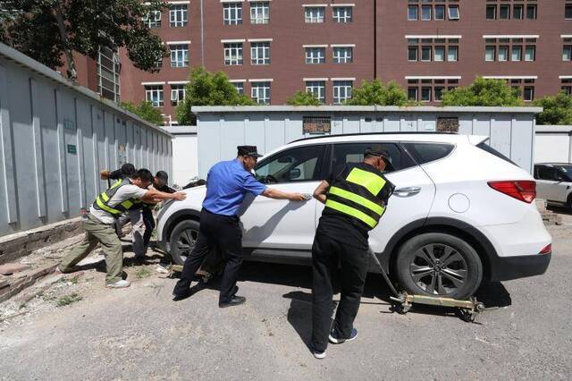 “占车位”行不通了 北京首次集中整治私装地锁