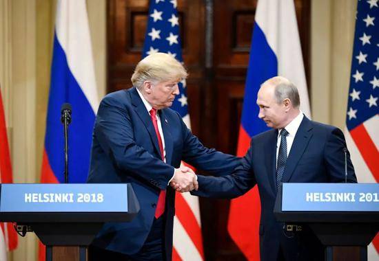 2018年7月16日，在芬兰首都赫尔辛基，美国总统特朗普（左）和俄罗斯总统普京出席联合记者会。新华社发（尤西·努卡里摄）