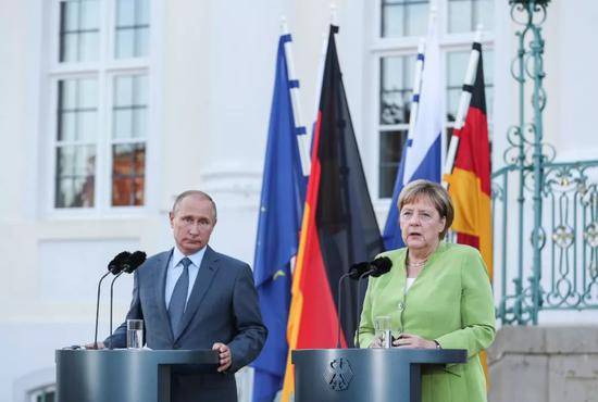 2018年8月18日，在德国首都柏林以北小镇梅泽贝格，德国总理默克尔（右）与来访的俄罗斯总统普京共同出席新闻发布会。新华社记者单宇琦摄