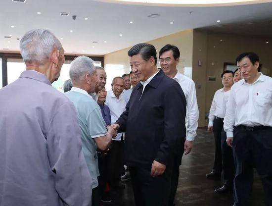 △习近平亲切会见了于都县红军后代、革命烈士家属代表