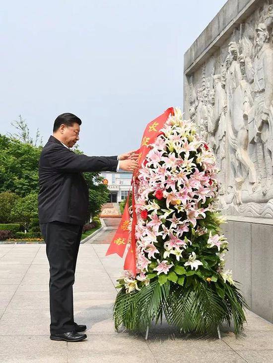 △习近平向中央红军长征出发纪念碑敬献花篮