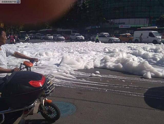 陕西西安一路口涌出大量白色泡沫覆盖路面