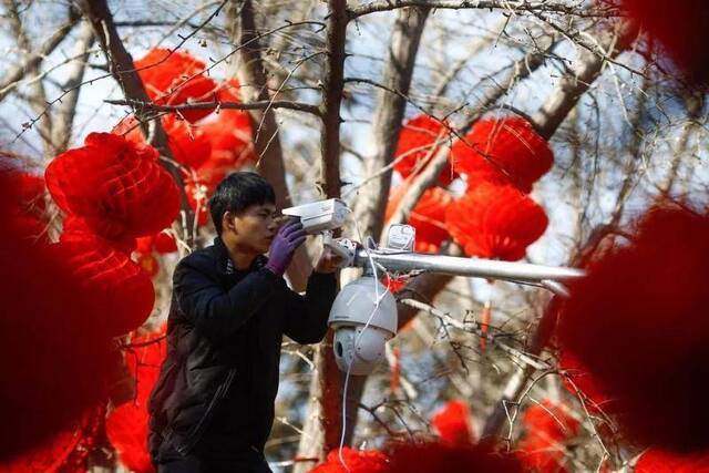 春节期间安装海康威视监控的工人