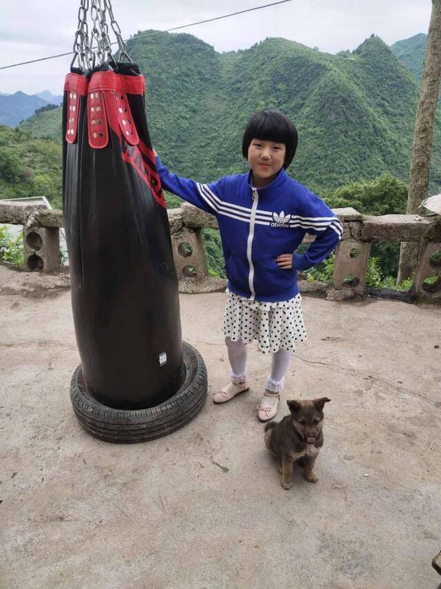 靠拳头出名的八岁女孩