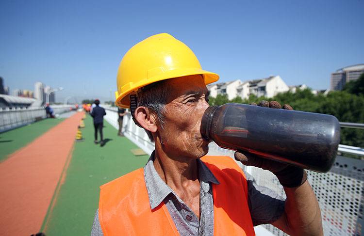 室外37℃高温露天作业需防暑组图