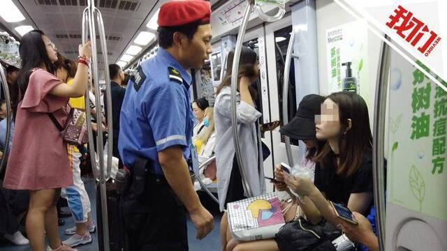 实拍北京地铁劝导乘客“禁食” 管理员：不配合的极少