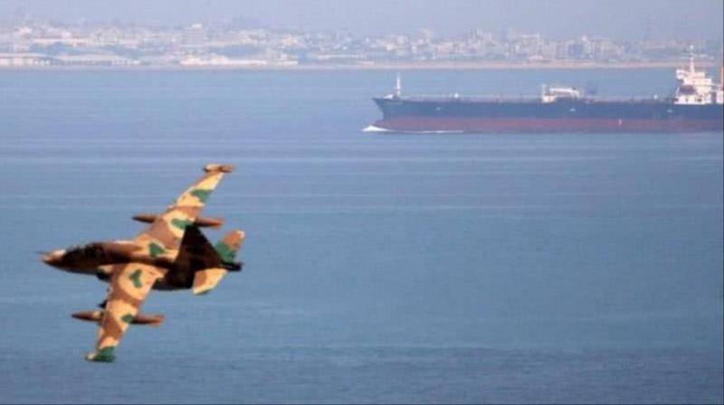 在海湾和阿曼海的海军演习中，一架伊朗军用飞机飞过一艘油轮。图半岛电视台