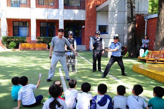 北京公交警方走进小学 现场教孩子遇突发情况如何脱困