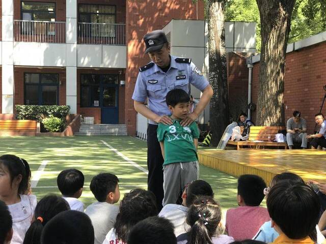 北京公交警方走进小学 现场教孩子遇突发情况如何脱困