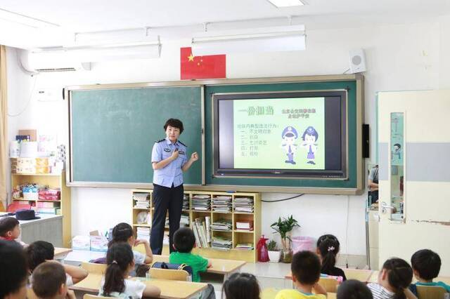 北京公交警方走进小学 现场教孩子遇突发情况如何脱困