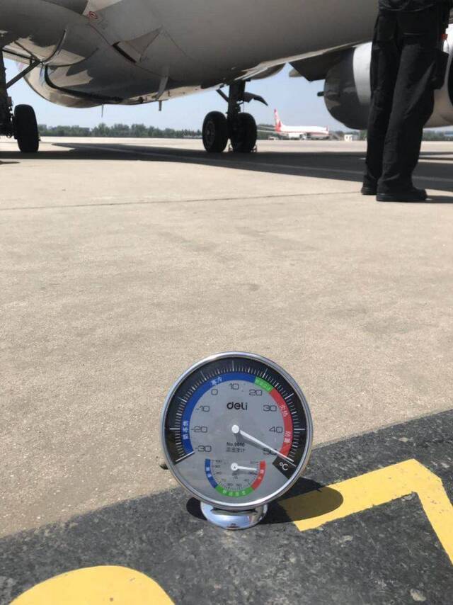 南苑机场停机坪实测温度高达50 °C