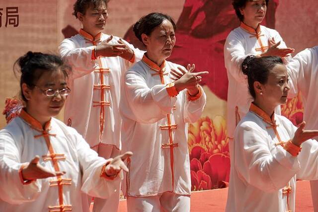 西城国际金融体育康乐节举行街头打起太极拳