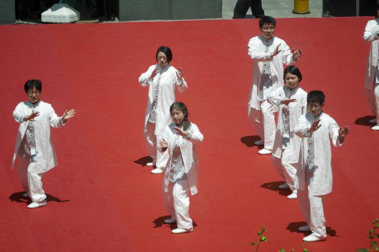 西城国际金融体育康乐节举行街头打起太极拳