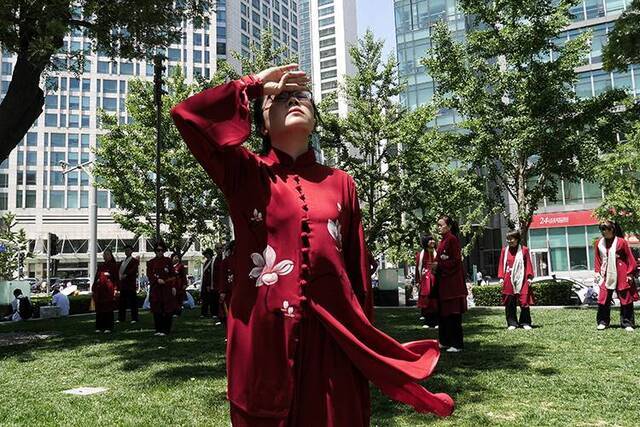 西城国际金融体育康乐节举行街头打起太极拳