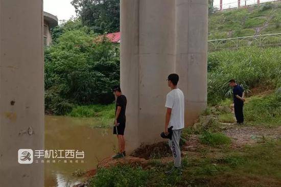 张绮雯同学在江边寻找