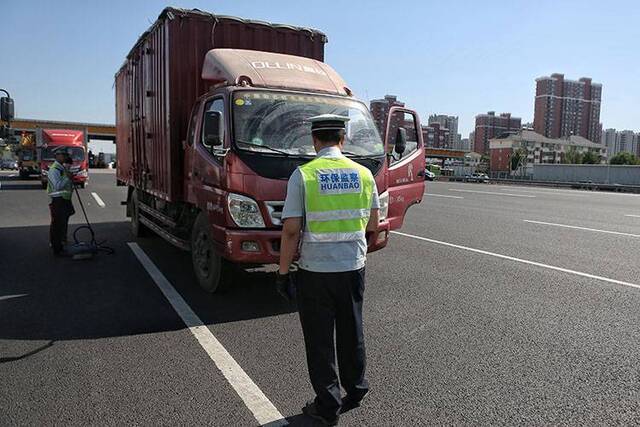 西红门地表57℃环保执法查处超标车十余辆组图