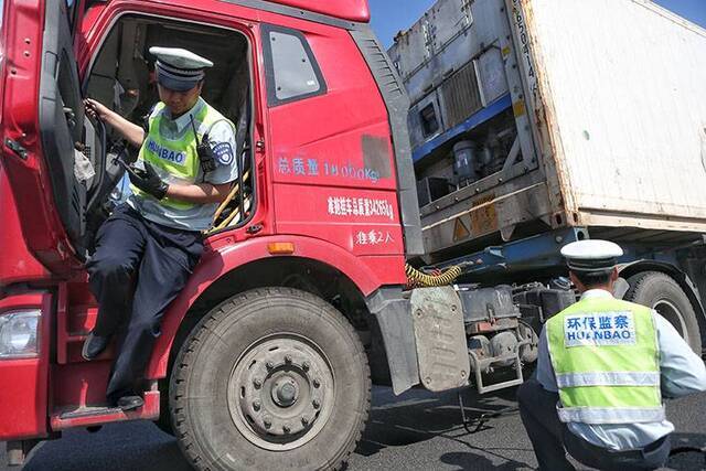 西红门地表57℃环保执法查处超标车十余辆组图