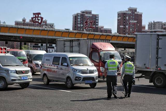 西红门地表57℃环保执法查处超标车十余辆组图