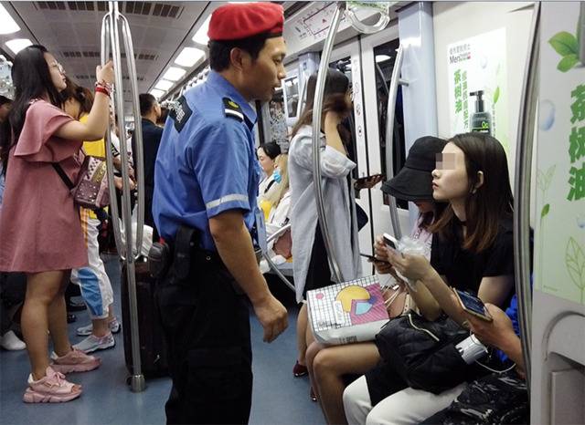 北京地铁“禁食”实行一周乘客基本配合组图