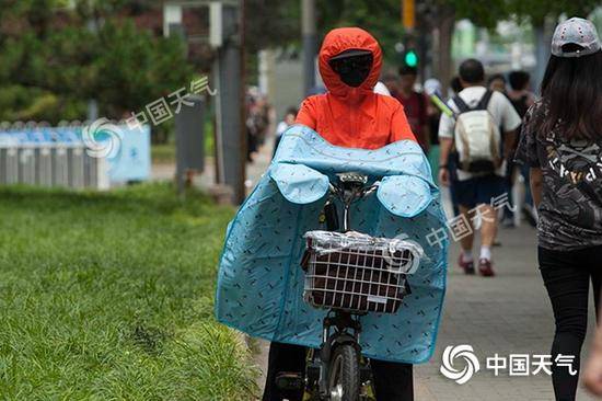 昨天北京晴热暴晒，市民出行“全副武装”（图/王晓）