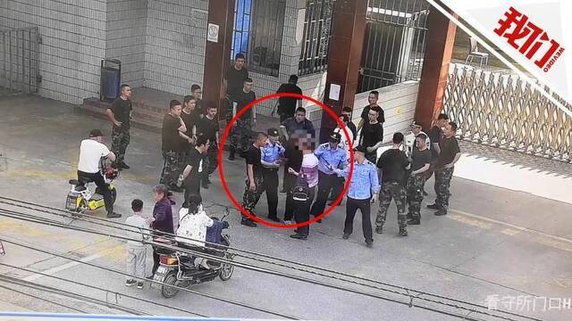 醉汉武警营区外持刀追人 十多名武警将其包围迅速制服