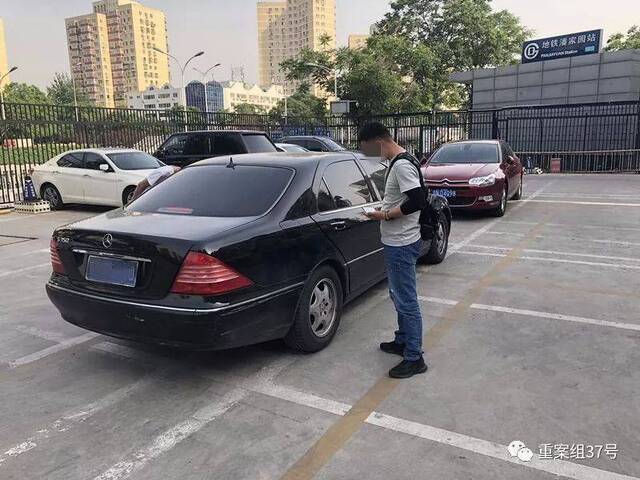 ▲人人车线下评估师将车辆信息上传到平台。新京报记者刘经宇摄
