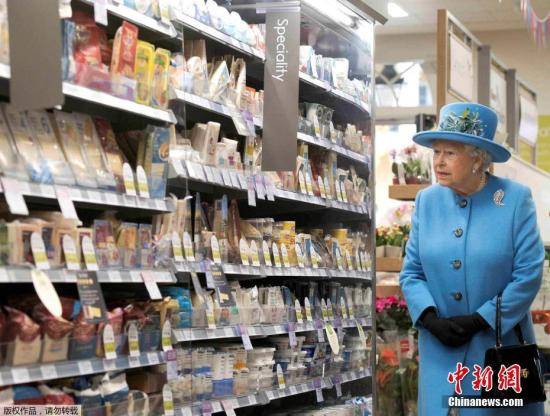 英女王逛超市体验自助结账服务：会有人不付钱吗？