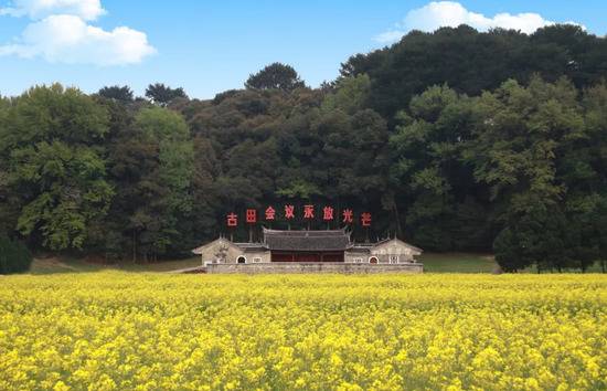 △白墙青瓦的古田会议会址庄重古朴，“古田会议永放光芒”8个大字熠熠生辉。1929年12月28日至29日，红四军第九次代表大会在此召开，史称“古田会议”。