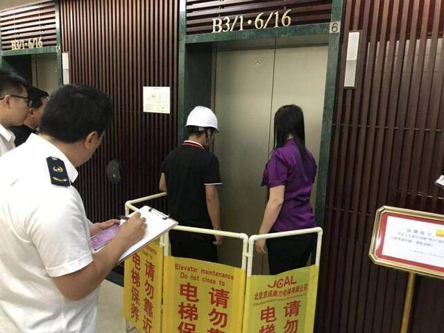 澳门中心电梯断电，乘客被困5分钟脱身——这是救援演练